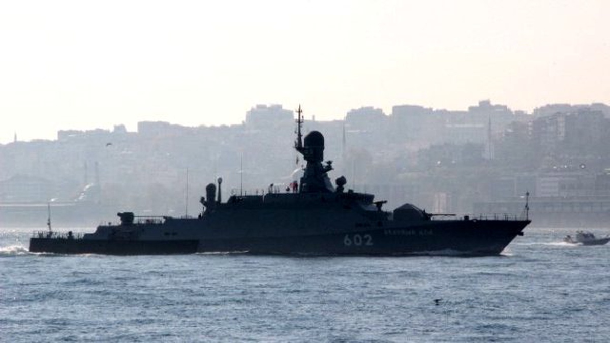 Rus Savaş Gemisi İstanbul Boğazı\'ndan Geçti