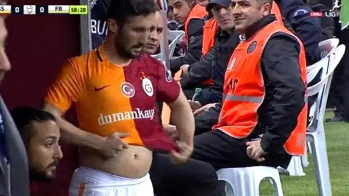 Sabri Sarıoğlu'nun Göbeği Sosyal Medyayı Salladı