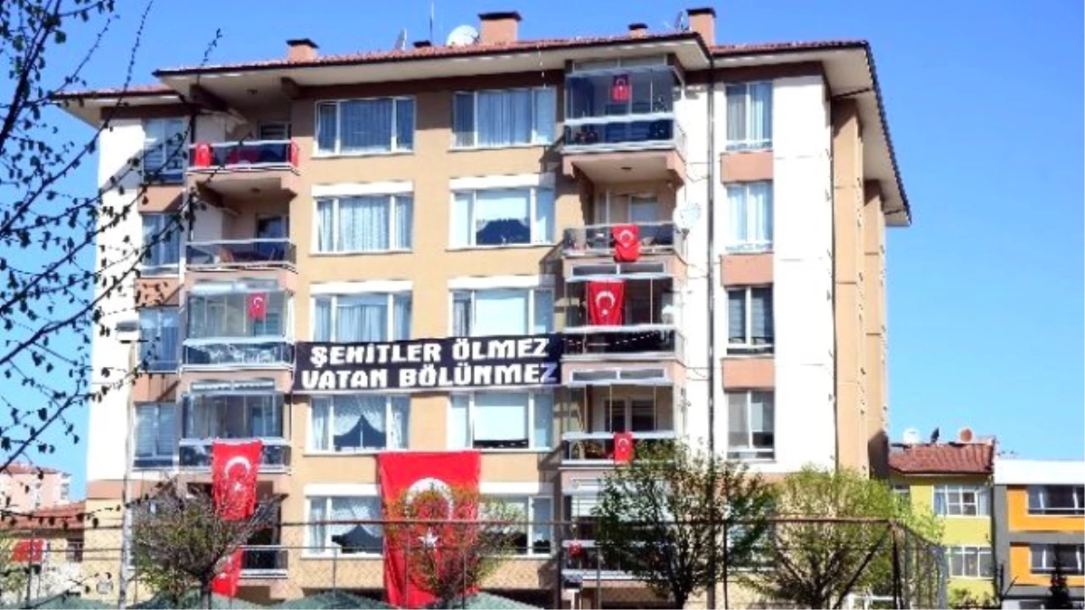 Şehit Üsteğmenin Evi Bayraklarla Donatıldı