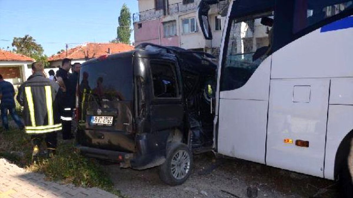 Servis Otobüsü Hafif Ticari Araca Çarptı: 1 Ölü, 1 Yaralı