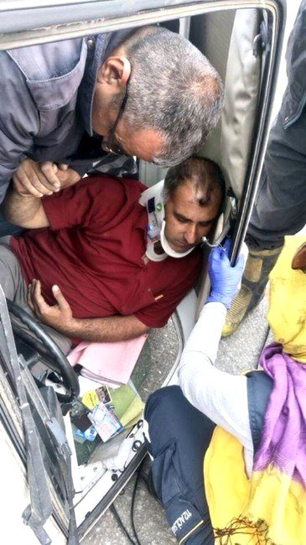 Sıkışan Sürücüyü İtfaiye Ekipleri Kurtardı