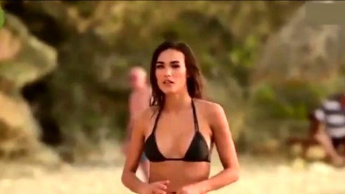 Yaşlı Adam, Çekimde Poz Veren Güzel Mankene Tutuldu