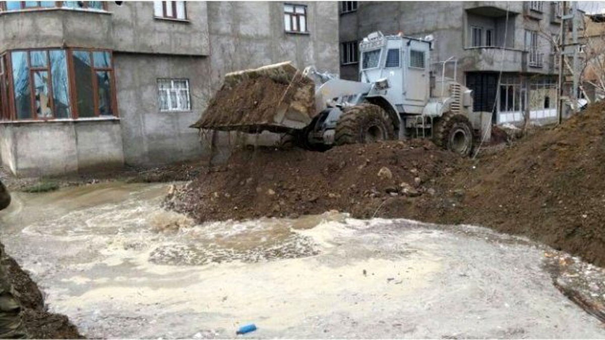 Yüksekova\'da Teröristler Yıkarak Kaçıyor