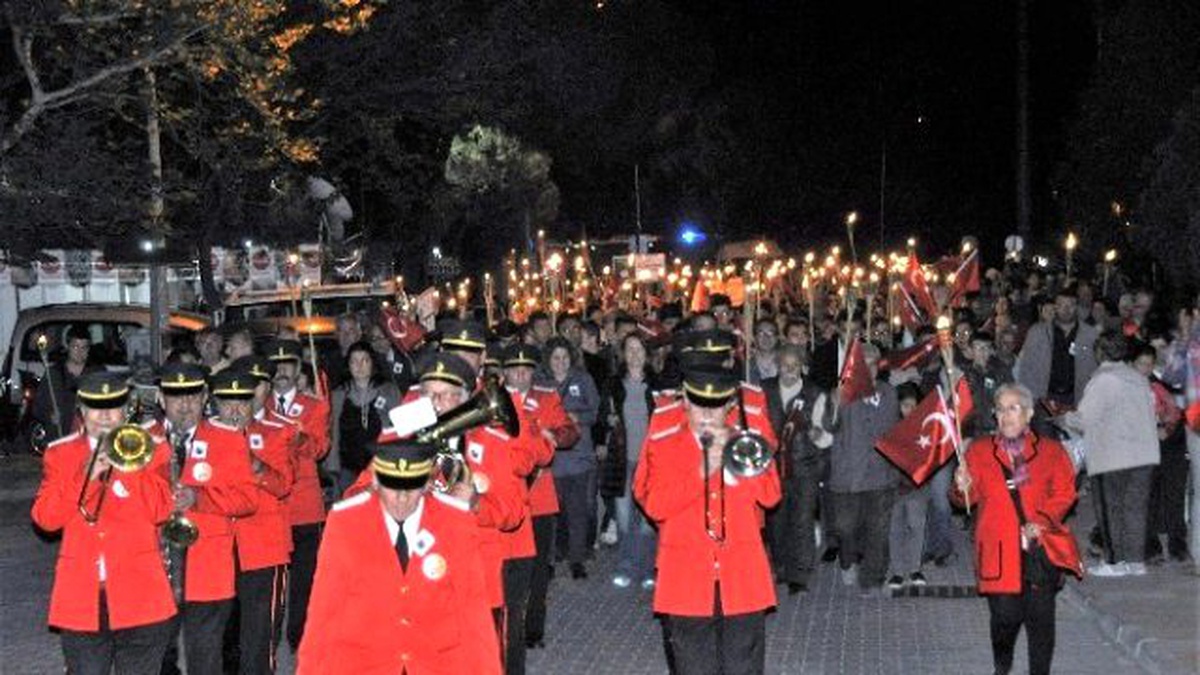 Ayvalık Belediyesi Altınova\'da Fener Alayı Düzenledi