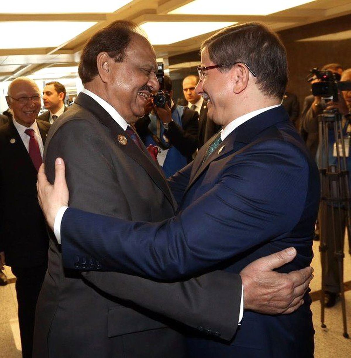 Başbakan Davutoğlu, Pakistan Cumhurbaşkanı Hüseyin ile Görüştü