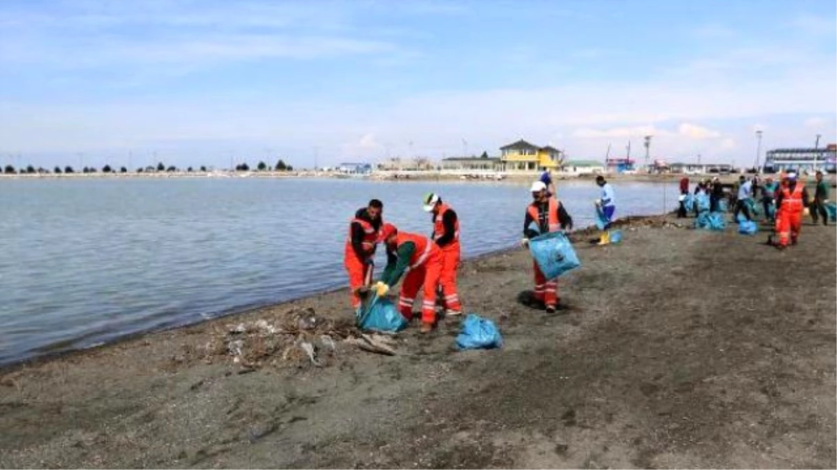 Büyükşehir Belediyesi, Van Gölü\'nde 5 Ton Çöp Topladı
