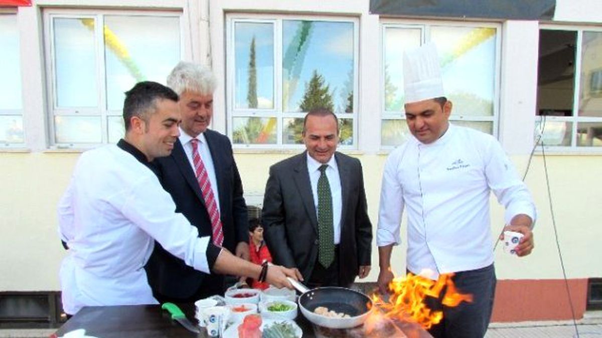 Çeşme\'de Genç Turizmciler Şölen Havasında Yarıştı
