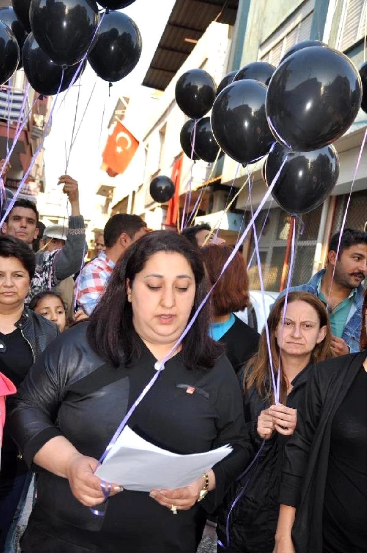 CHP\'li Kadınlardan Siyah Balonlu Çocuk İstismarı Protestosu