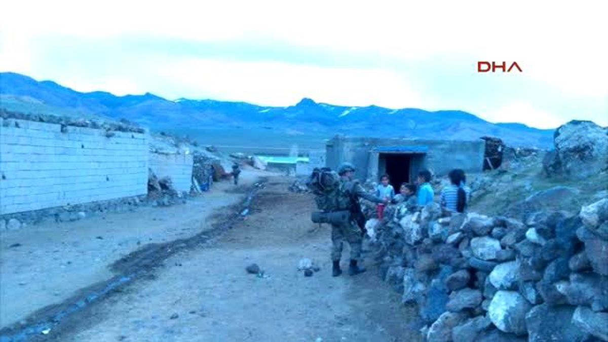Çocuklar, Operasyona Gitmek İçin Köylerinden Geçen Mehmetçik\'i Böyle Karşıladı
