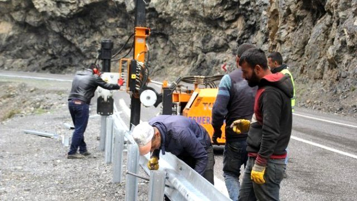 Hakkari-çukurca Karayolunda Bariyer Çalışması