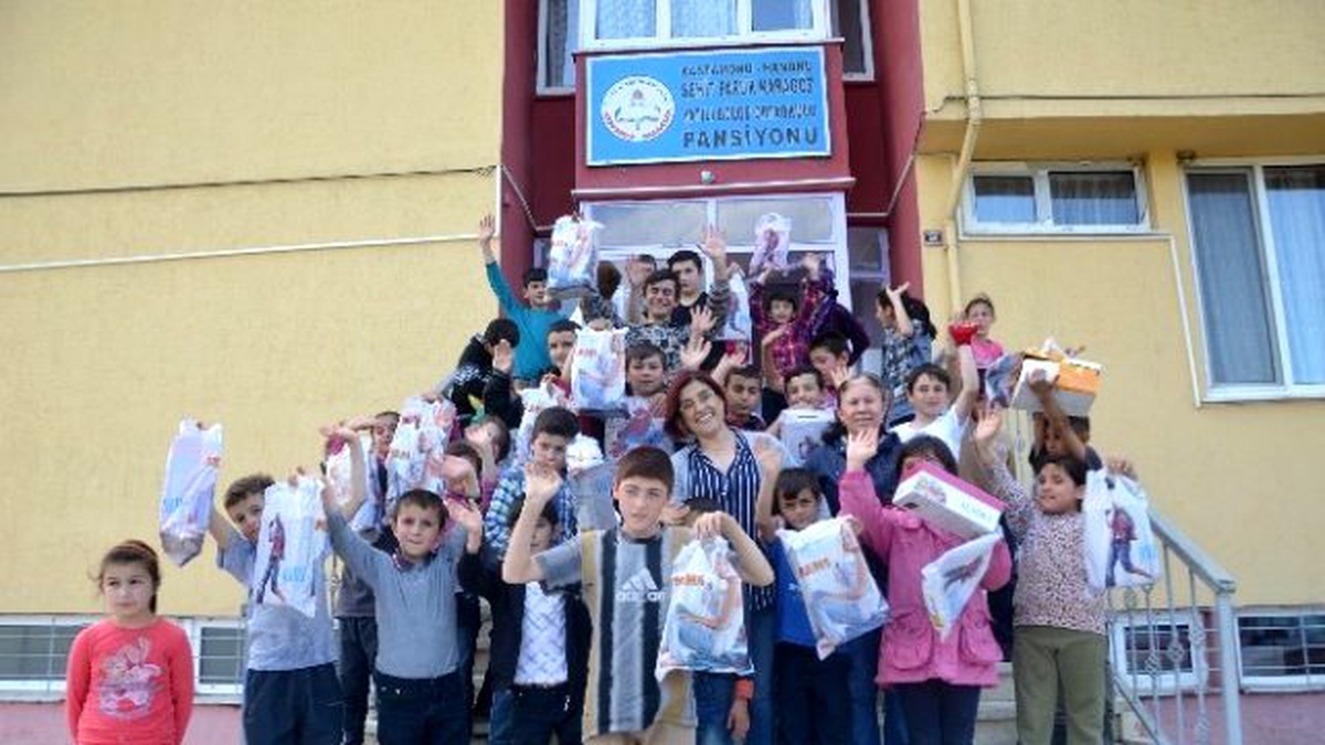 Hanönü CHP Kadın Kolları Minik Öğrencilere Ayakkabı Dağıttı