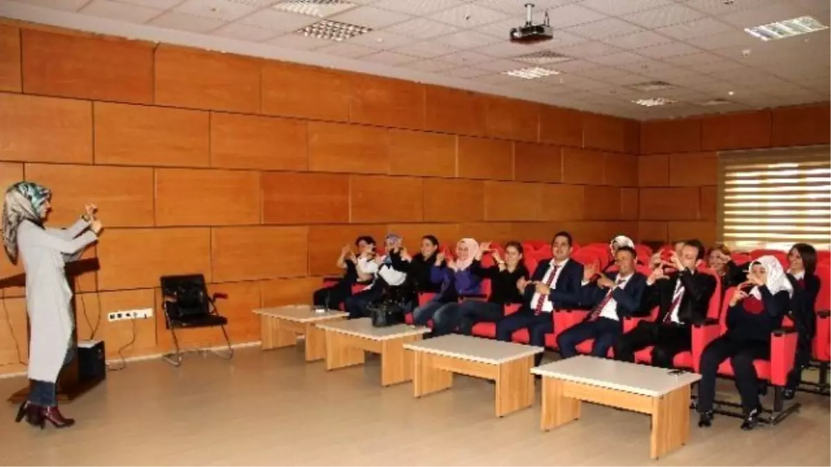 Hastanelerde Görev Yapan Personellere İşaret Dili Eğitimi Verilmeye Başlandı