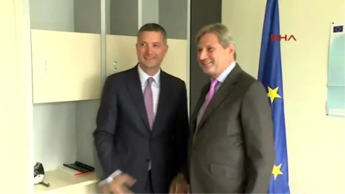 Johannes Hahn, Kosova Entegrasyonlar Bakanı Çollaku ile Vize Muafiyetini Görüştü