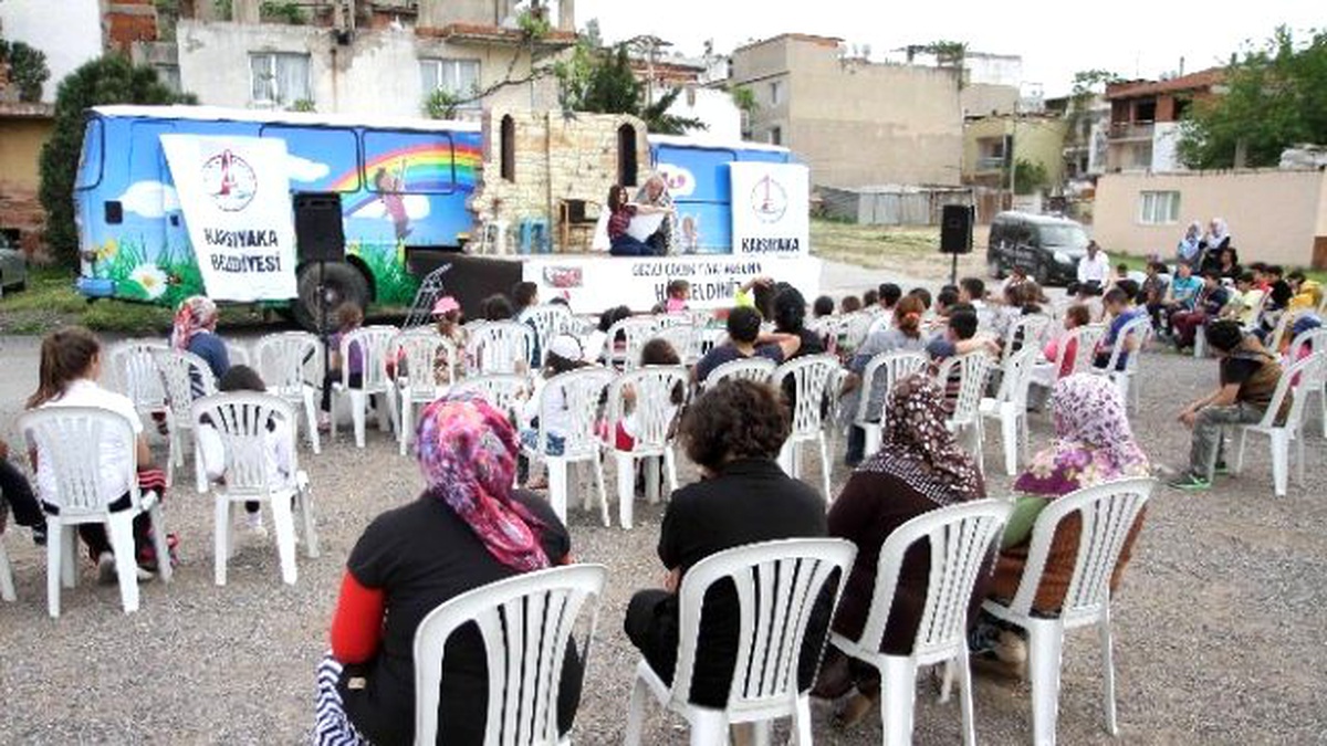 Karşıyaka\'da Tiyatro Sevgisi Sokağa Taşındı