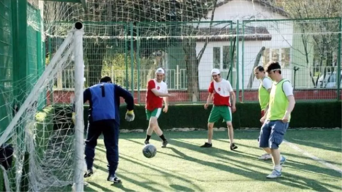 Kurumlararası Futbol Turnuvasının Startını Engelli Gençler Verdi