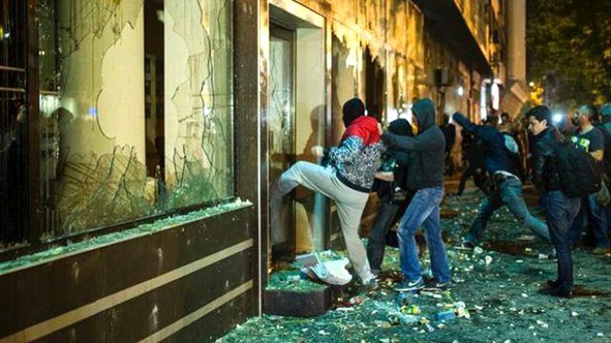 Makedonya'da Telekulak Krizi: Cumhurbaşkanı'nın Ofisi Yağmalandı