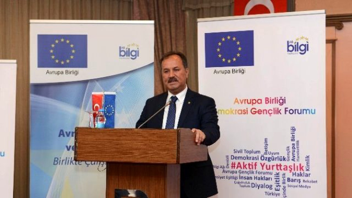 Öğrenciler, AB Gençlik Forumu\'nda Demokrasiyi Konuştu