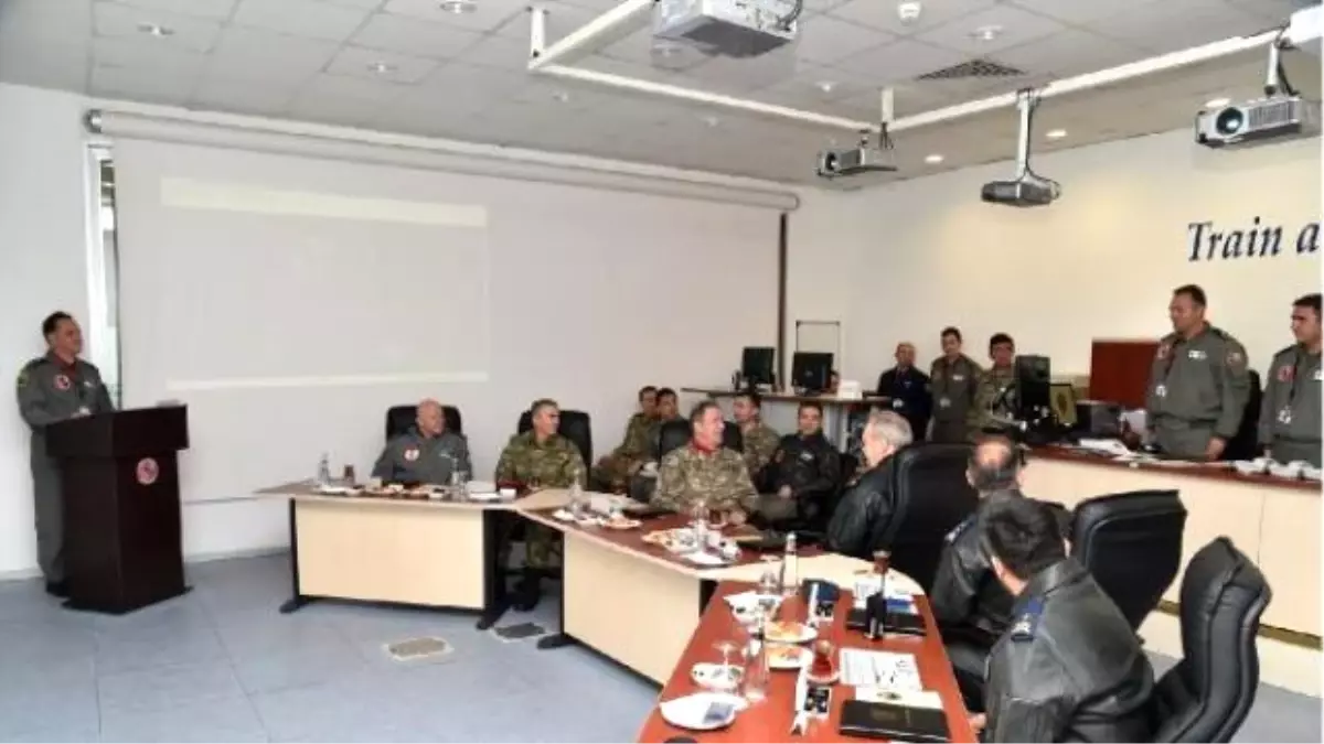 Orgeneral Hulusi Akar, F-16 Koltuğuna Oturdu, Pilotlarla Görüştü