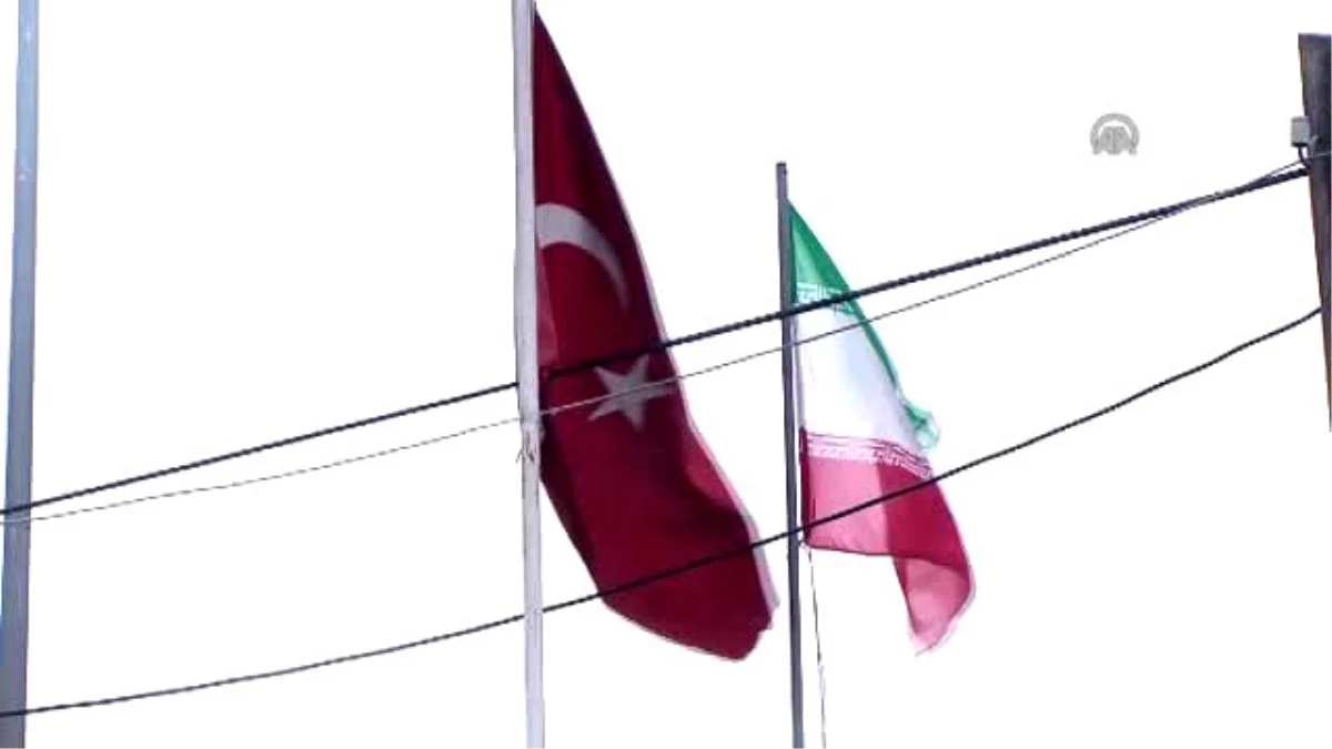 Türk Heyeti, İranlıları Karanfillerle Karşıladı