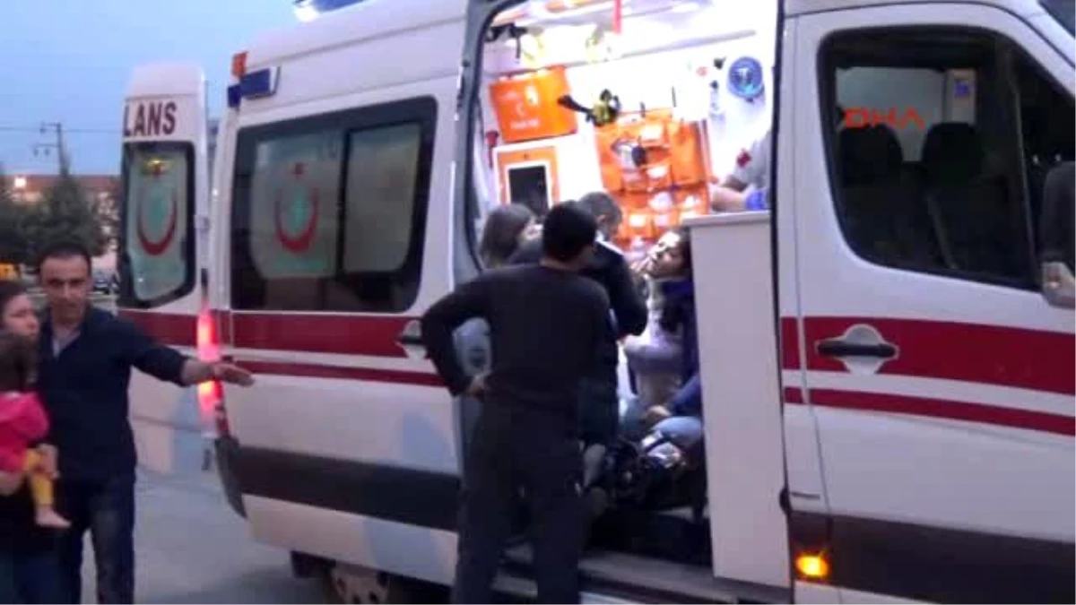 Uşak - Minibüsle Otomobil Çarpıştı, 2\'si Çocuk 7 Kişi Yaralandı