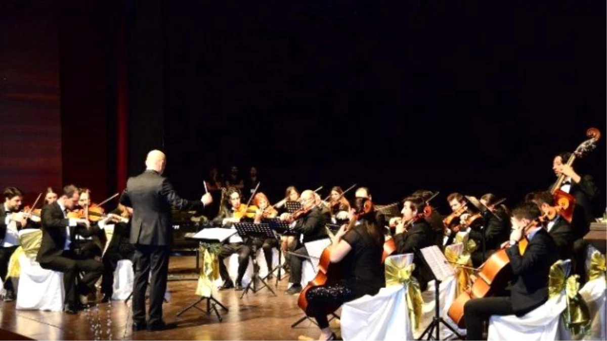 Uşak Üniversitesi Akademik Oda Orkestrası\'ndan İlk Konser