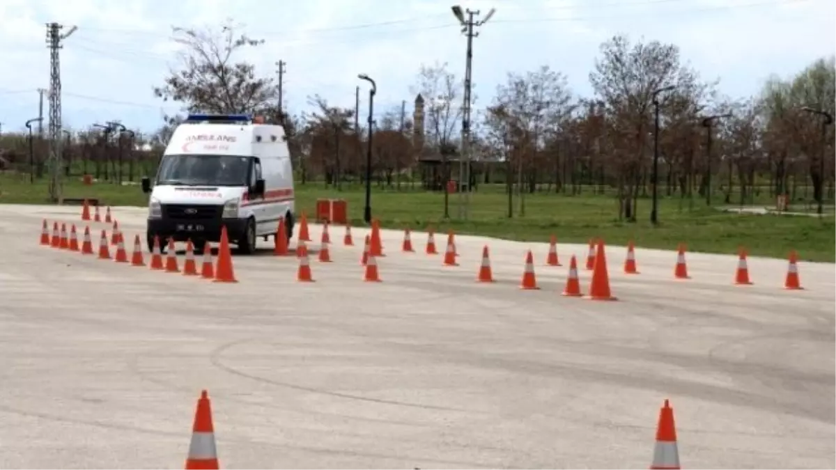 Van\'da Att ve Ambulans Şoförlerine İleri Sürüş Eğitimi