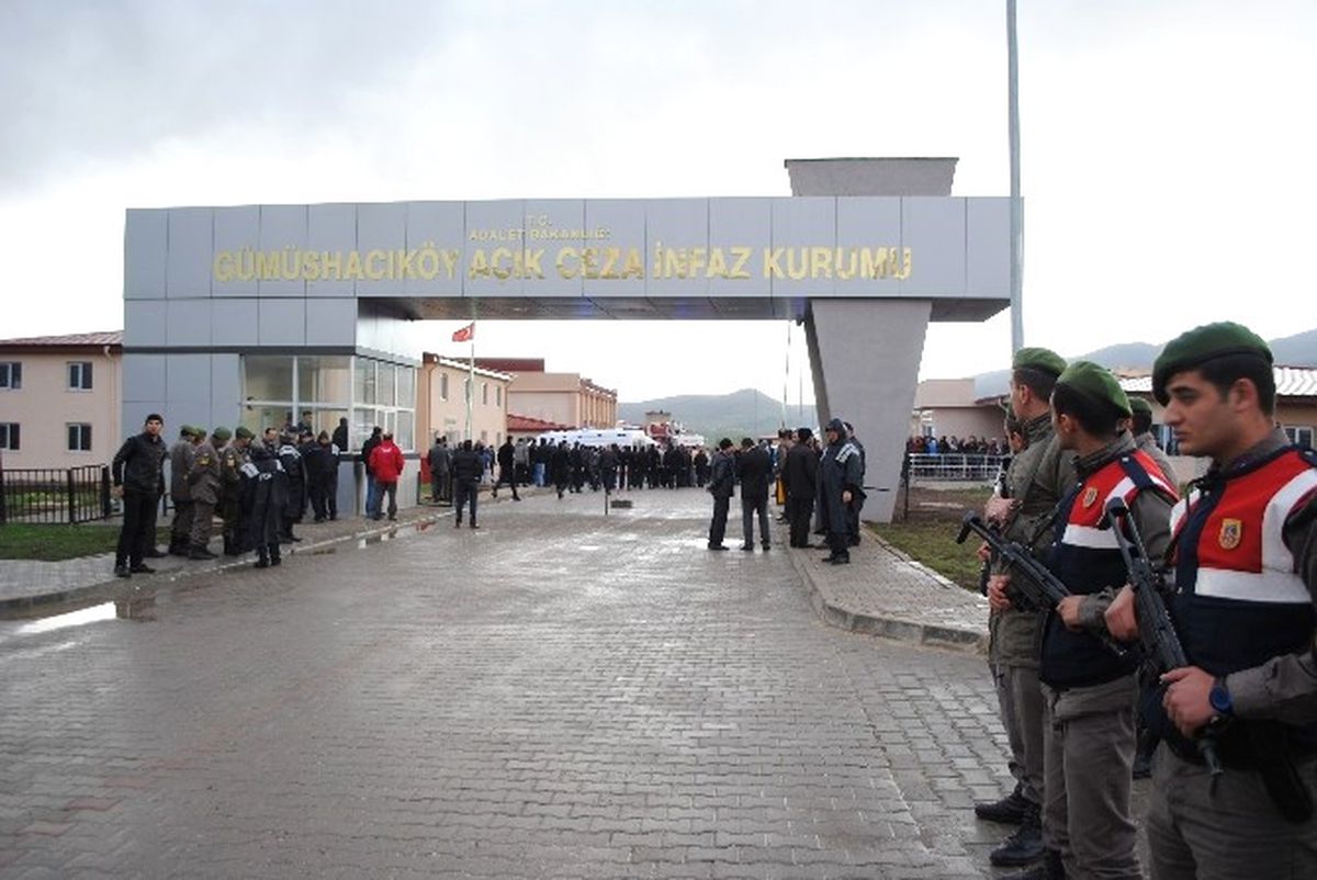 Amasya\'da Cezaevinin Çatısı Uçtu: 26 Yaralı