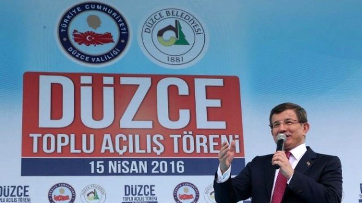 Başbakan Ahmet Davutoğlu, Düzce\'de Kılıçdaroğlu\'nu Eleştirdi