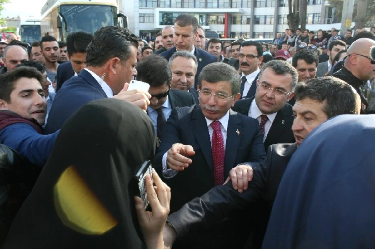 Başbakan Davutoğlu, AK Parti Düzce İl Başkanlığı\'nı Ziyaret Etti