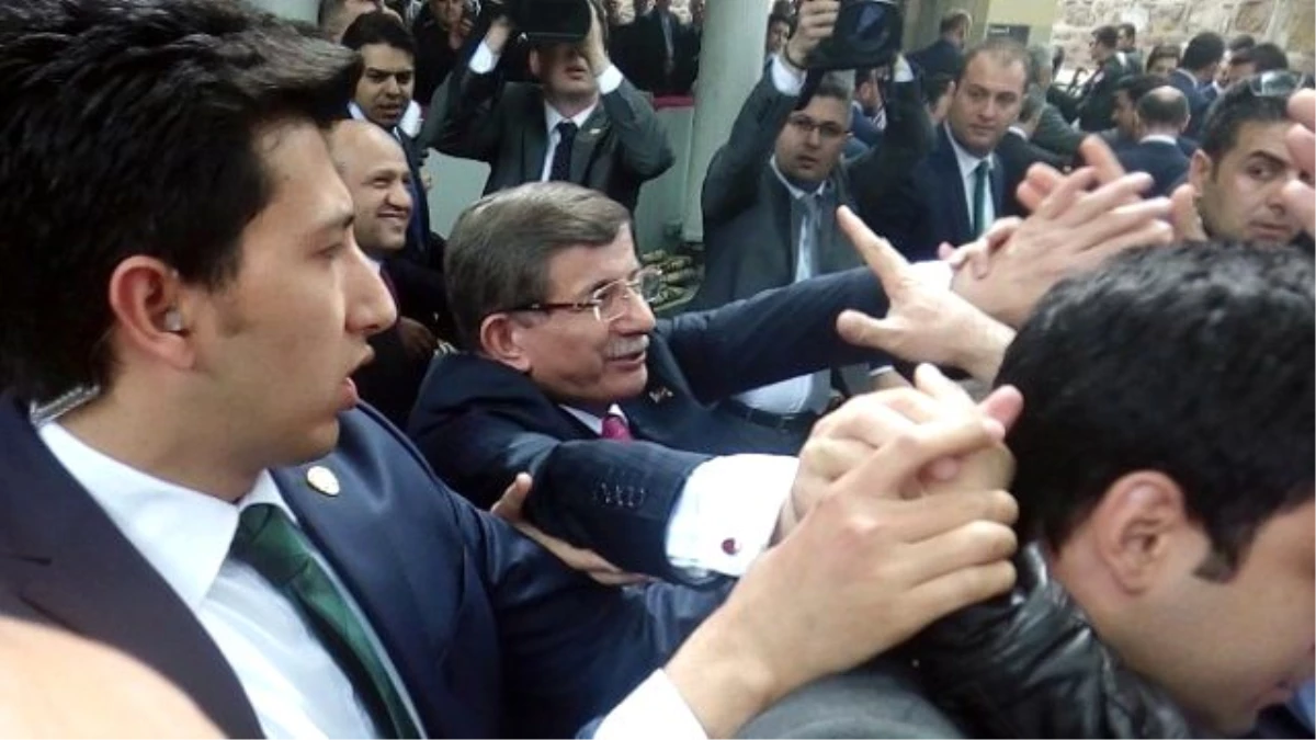 Başbakan Davutoğlu\'na Cuma Namazında Yoğun İlgi