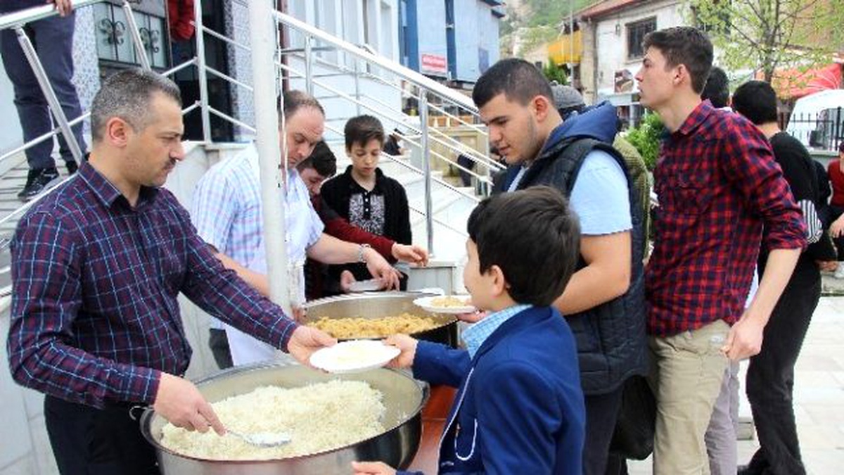 Bölge Yatılı Erkek Kur\'an Kursu Tarafından Halka Helva ve Pilav Dağıtıldı