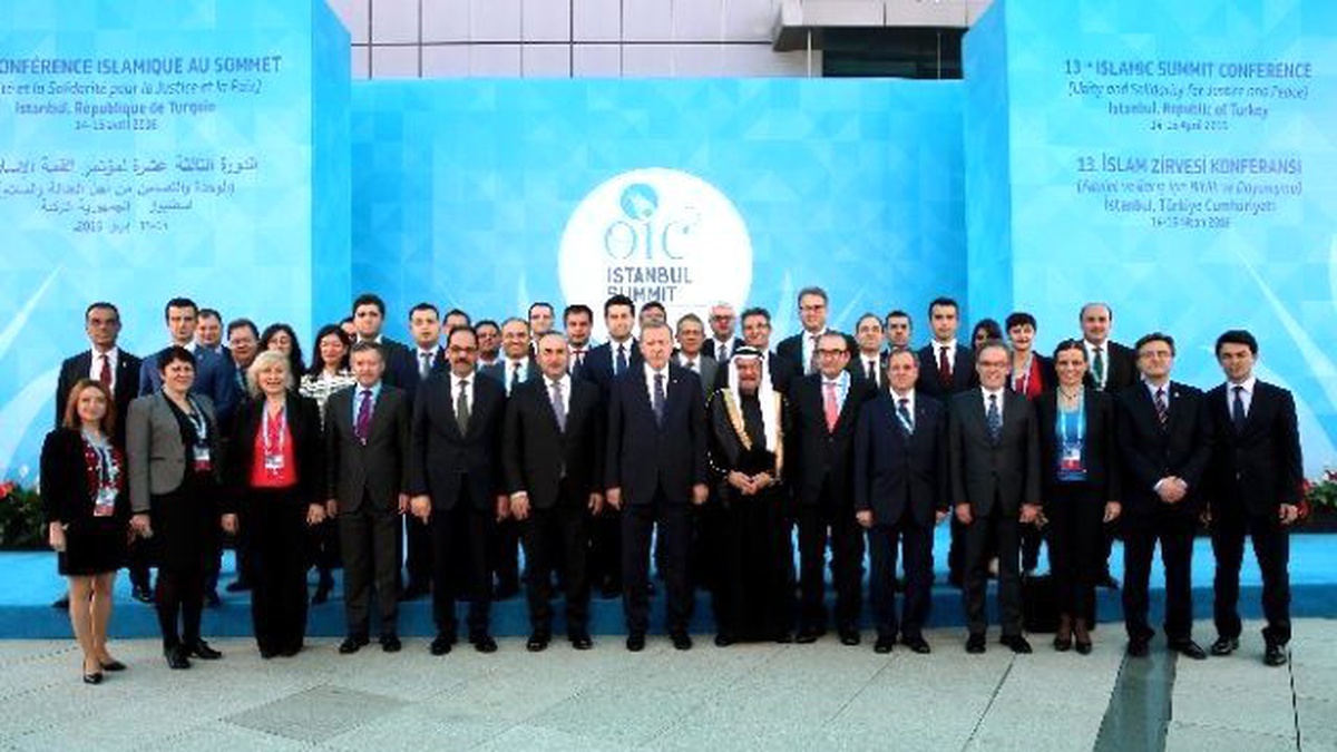 Cumhurbaşkanı Erdoğan Zirve Çalışanlarıyla Hatıra Fotoğrafı Çektirdi