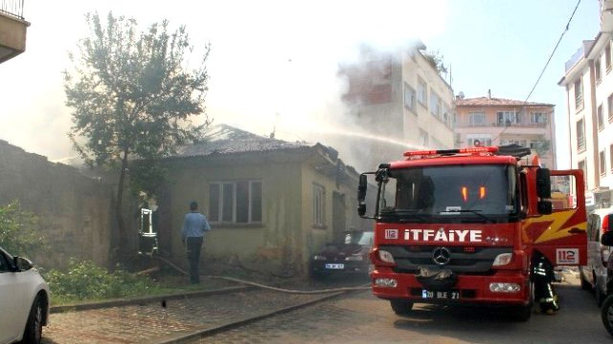 Denizli\'de Metruk Ev Alevlere Teslim Oldu