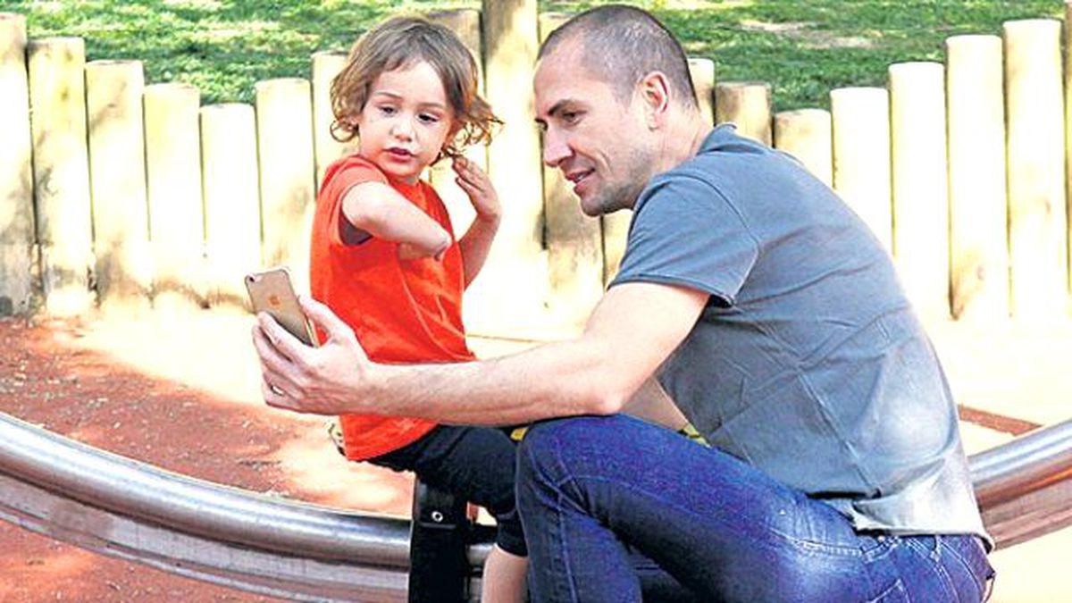 Emre Aşık, Oğluyla Ortaya Çıktı