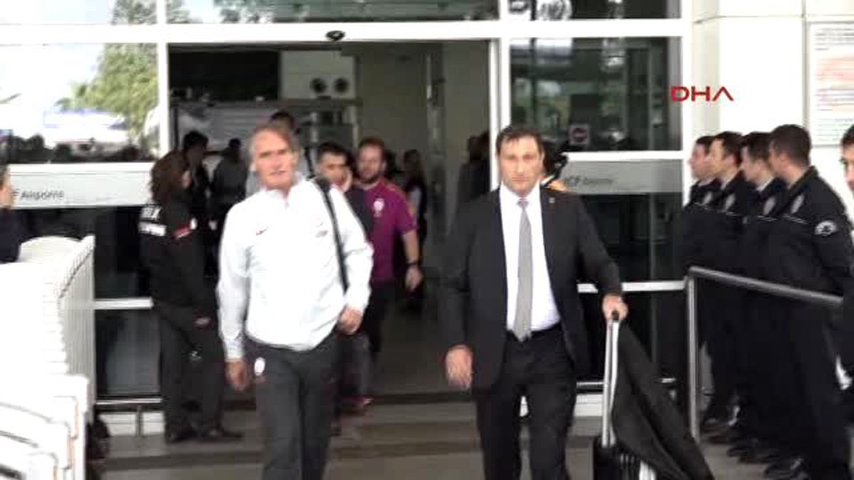 Galatasaray\'ı Antalya\'da Az Sayıda Taraftar Karşıladı