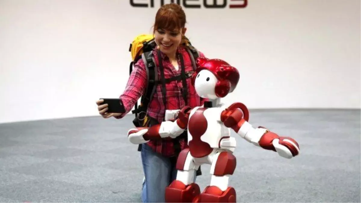 Hitachi İnsansı Robotu EMIEW3'i Tanıttı