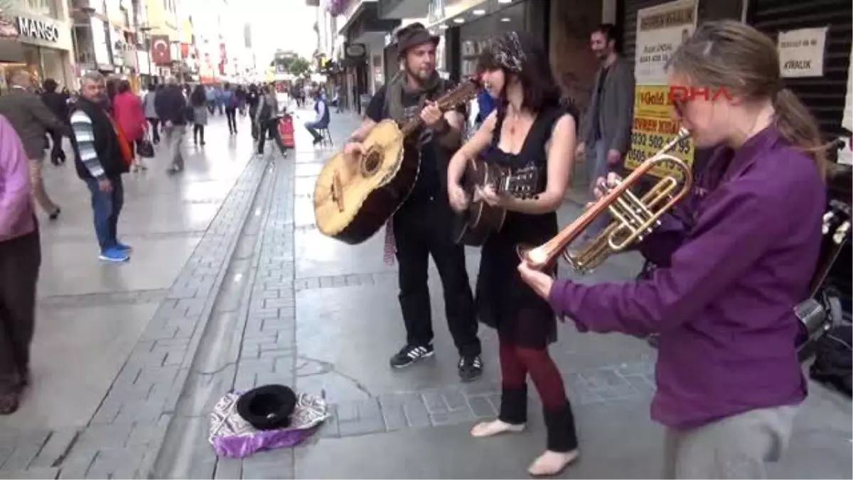 İzmir Sokak ve Festivallerde Müzik Yapıp Dünyayı Geziyorlar