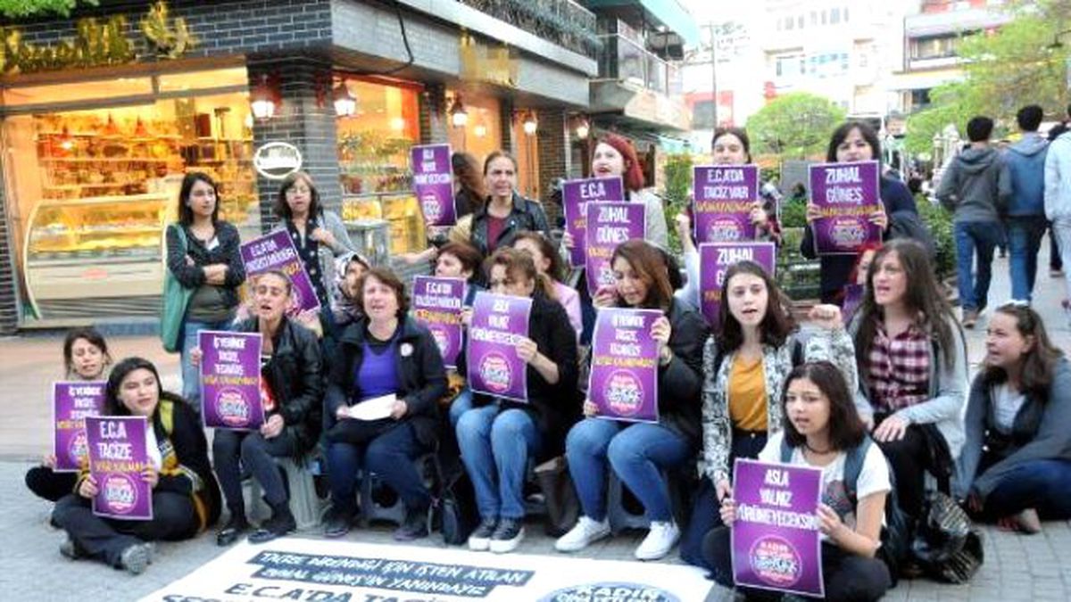 Kadınlar, İşyerinde Tacizi Protesto Etti