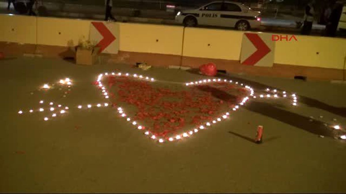 Kırıkkale Durdurduğu Minibüsdeki Kız Arkadaşına Sürpriz Evlenme Teklifi
