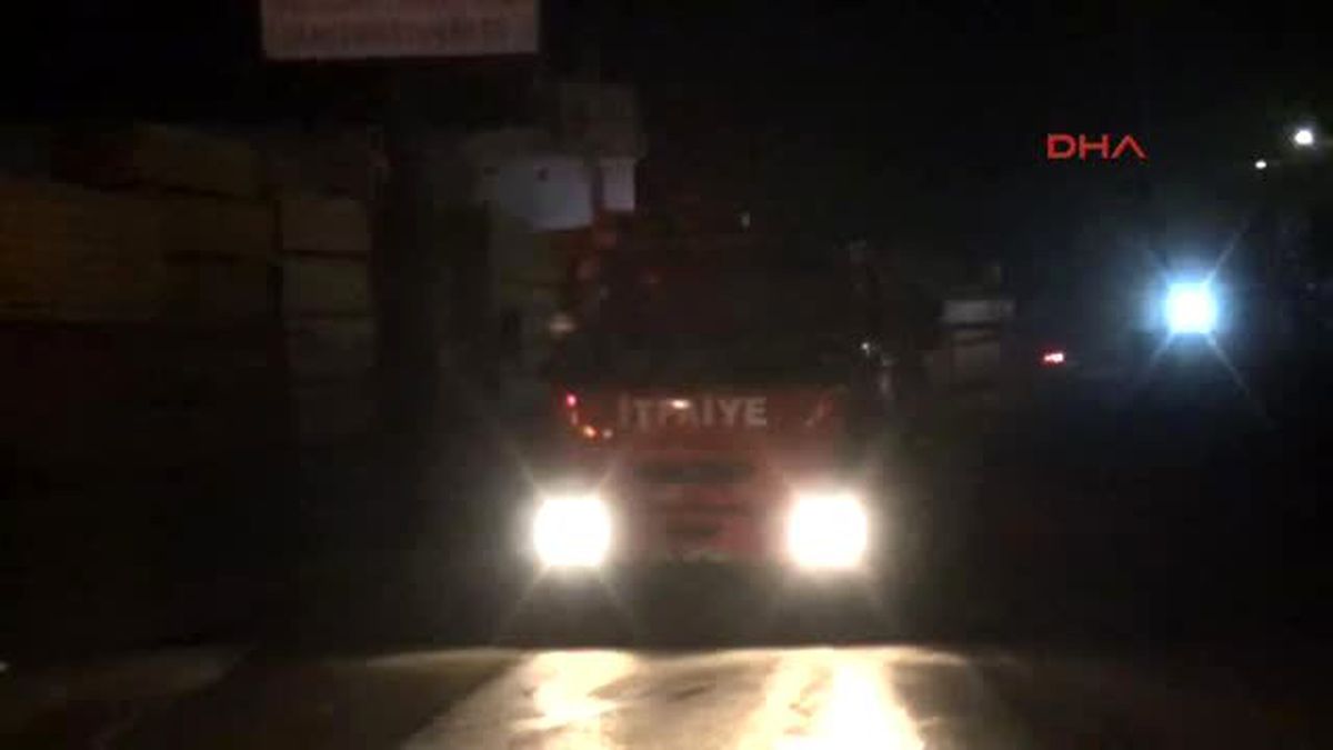 Kocaeli - Gebze\'de Kereste Deposu Yandı