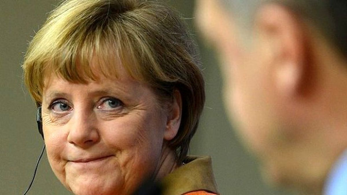 Merkel, Almanya\'nın \'Erdoğan Şiiri\' ile İlgili Kararını Açıklayacak