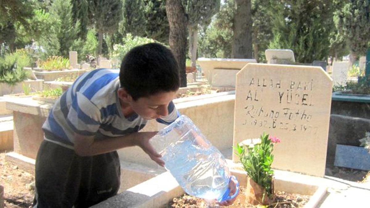 Mezarlıklarda Su Satan Çocuk Sayısı Artıyor