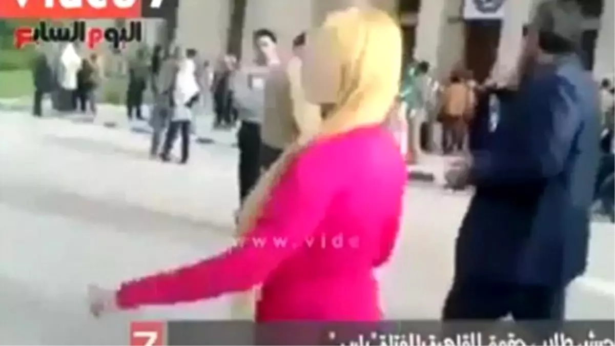 Mısır\'da Bir Kadın Pembe Giydiği İçin Taciz Edildi!