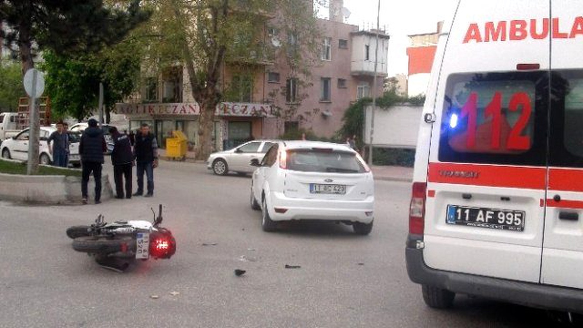 Motosiklet ile Otomobil Çarpıştı: 1 Kişi Yaralandı
