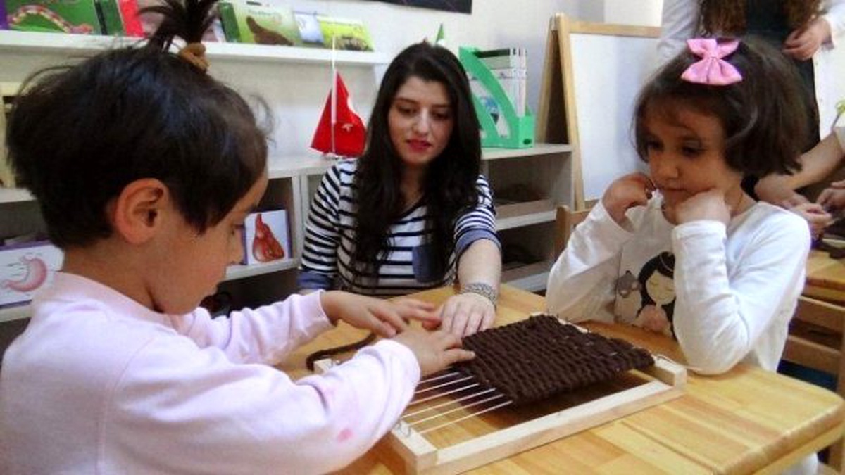 Özel Çocuklara Arkadaşları Öğretmenlik Yapıyor