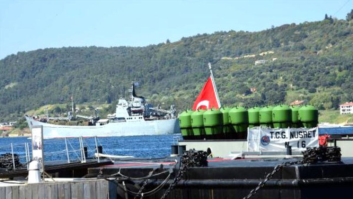 Rus Askeri Gemisi Güvertesinde Araçlarla Çanakkale\'den Geçti