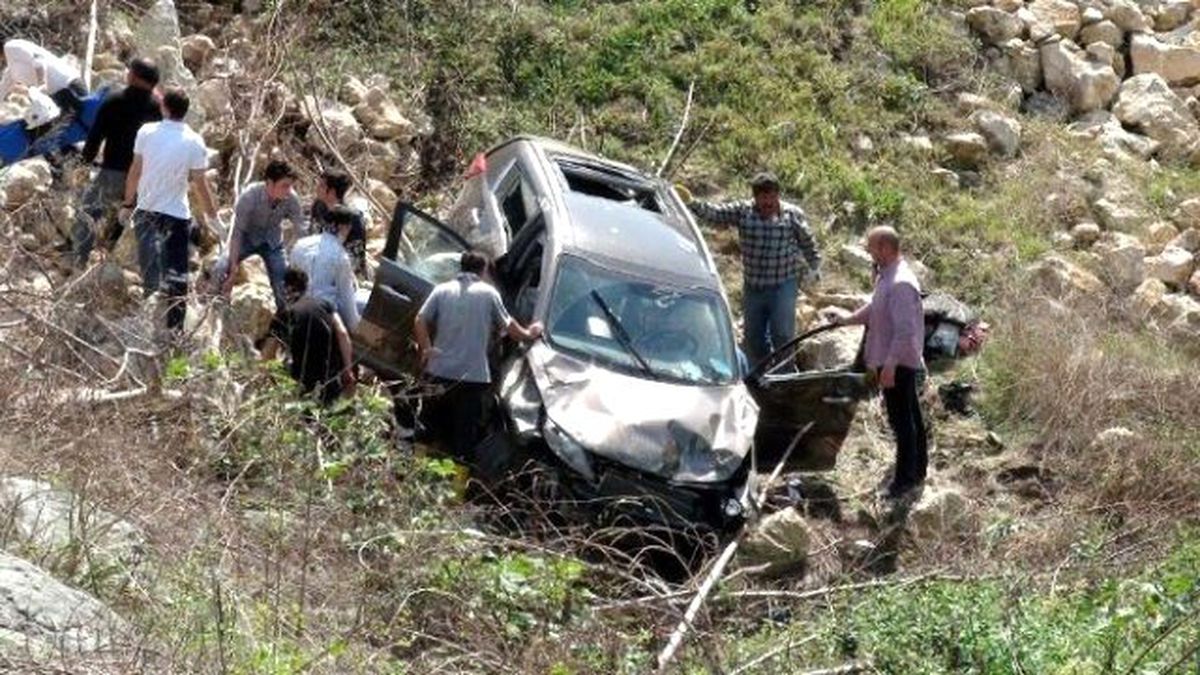 Şarampole Yuvarlanan Araçtan Şans Eseri Sağ Kurtuldular
