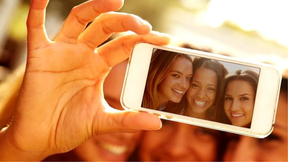Selfie Çılgınlığının Nedeni: Narsisizm