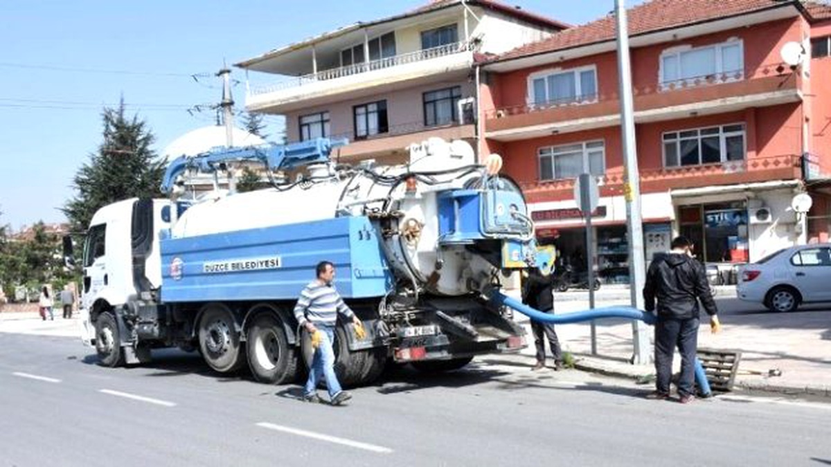 Su ve Kanalizasyon Ekipleri Mazgalları Temizledi