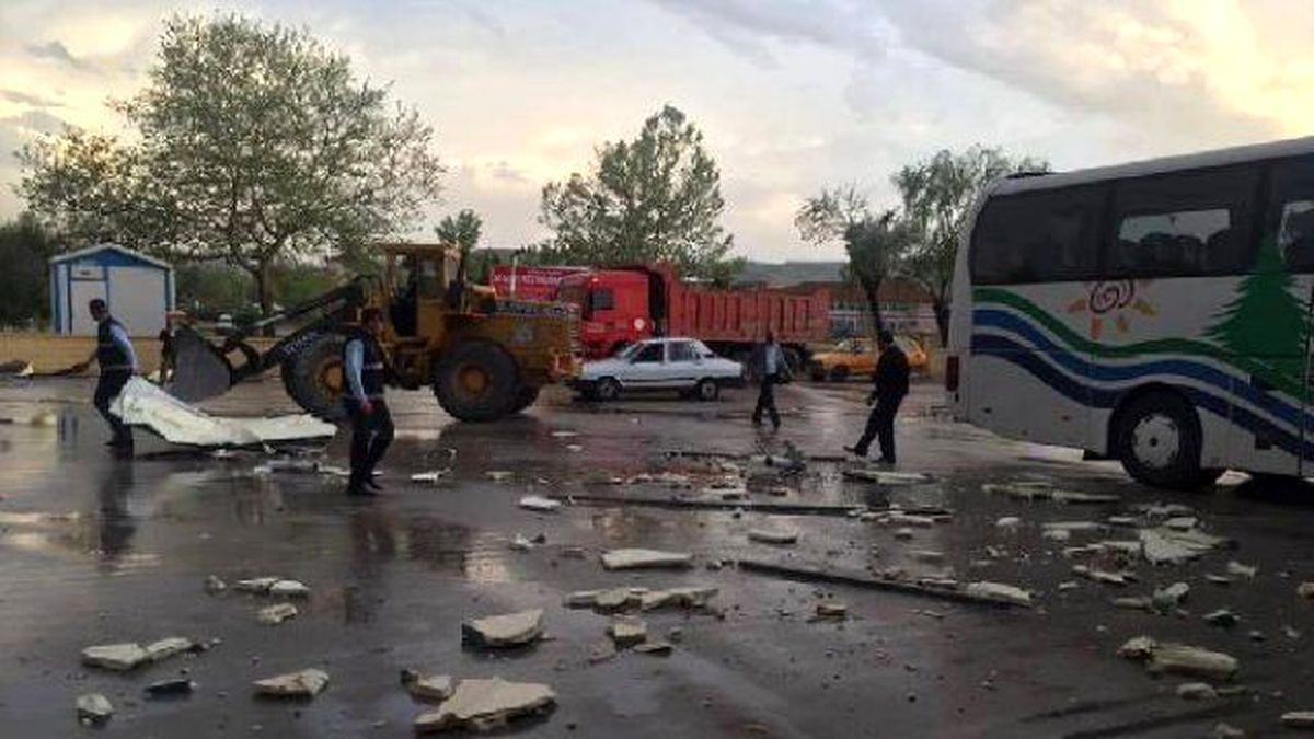 Turhal\'da Rüzgar, Otogarın Çatısını Uçurdu